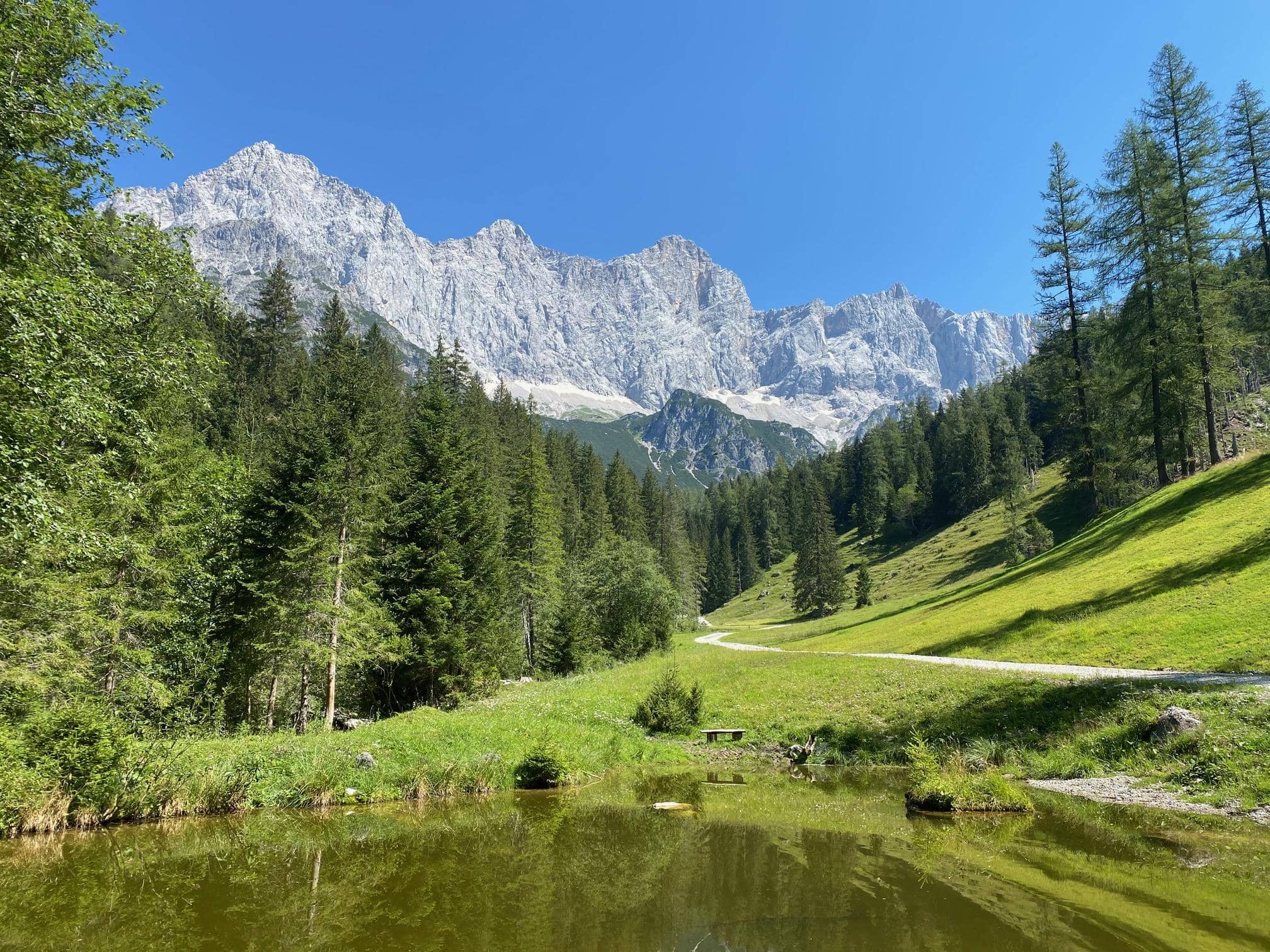 Gyönyörű alpesi táj Ausztriában, hegyi tó és zöld völgy