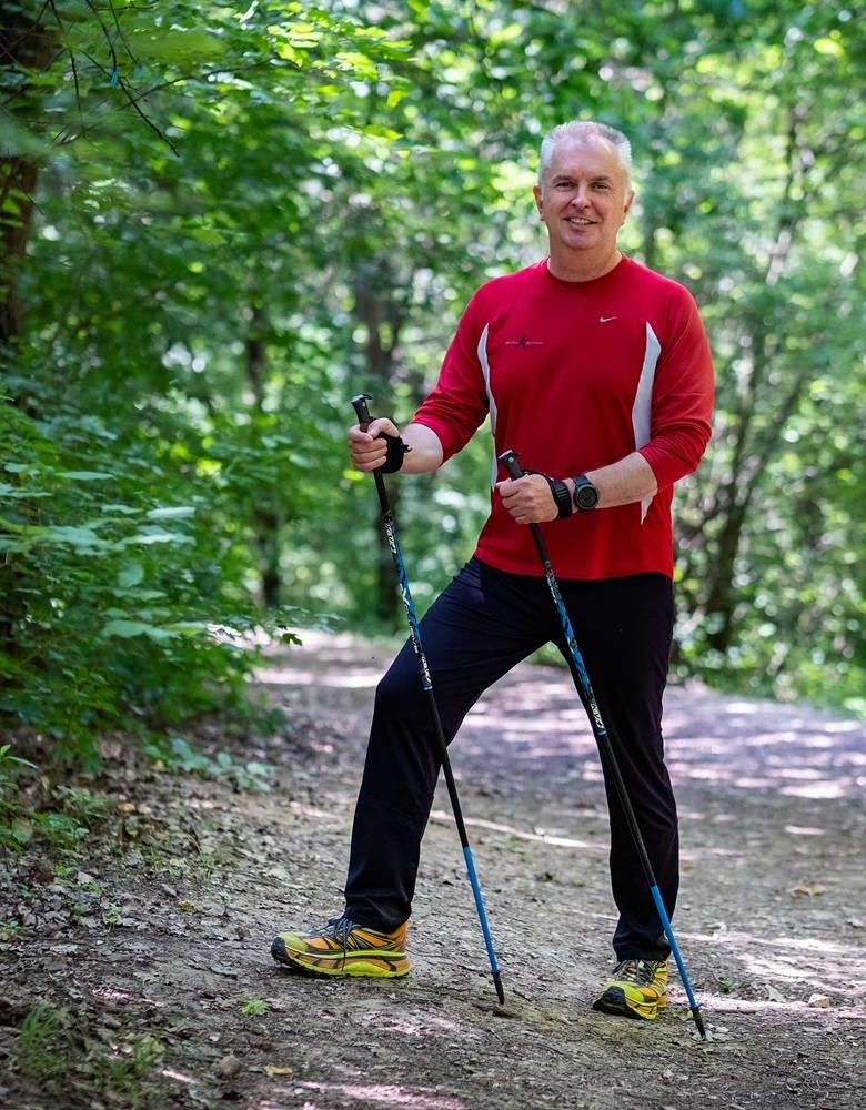 Koltai András nordic walking botokkal az erdőben